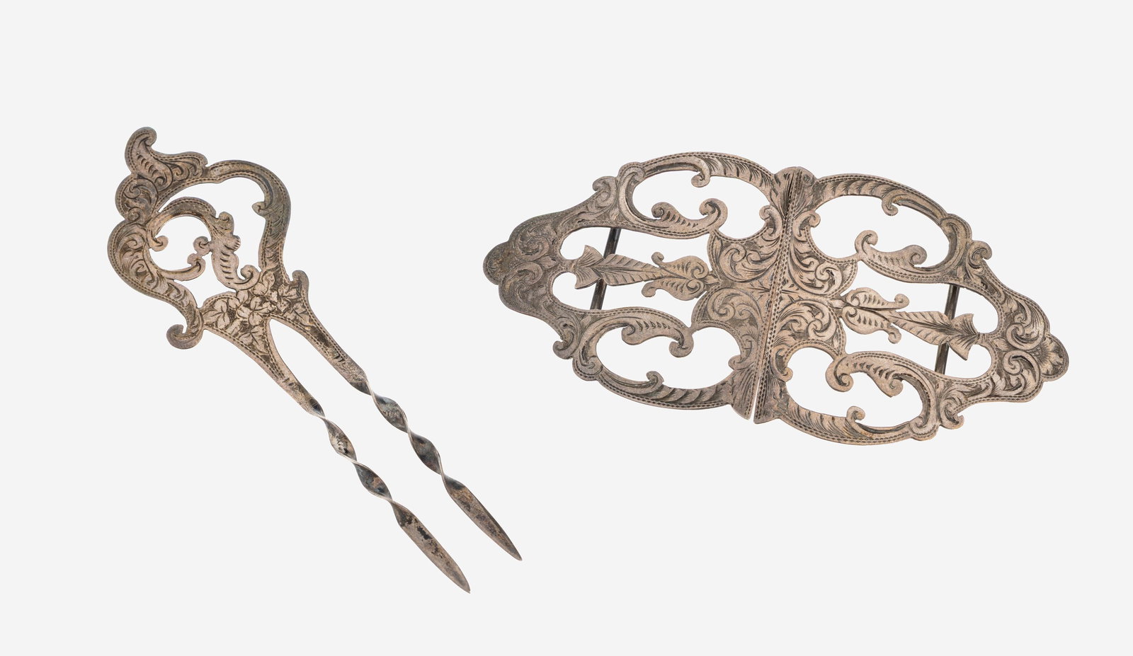 Belt buckle and hair pin, England, Birmingham, 1900: Belt buckle and hair pin, England, Birmingham, 1900 , silver 925, 2-piece belt buckle and hair pin, fine engraved with rocailles, manufacturer A.J. BAILEY, in orig. case