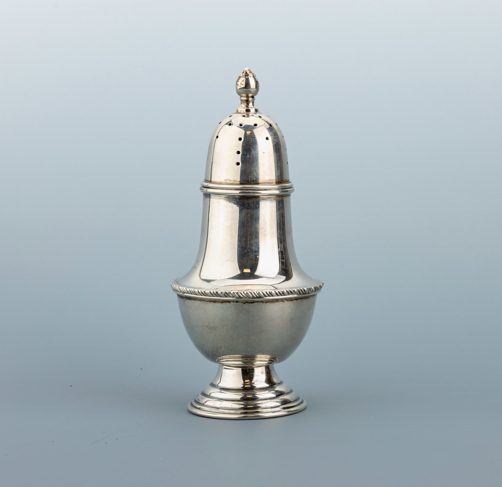Sugar caster, Mexico, 1950/60s: Sugar caster, Mexico, 1950/60s , sterling silver 925, baluster form with circular stepped foot, applied decorative border, h. approx. 18 cm, approx. 220.9 g