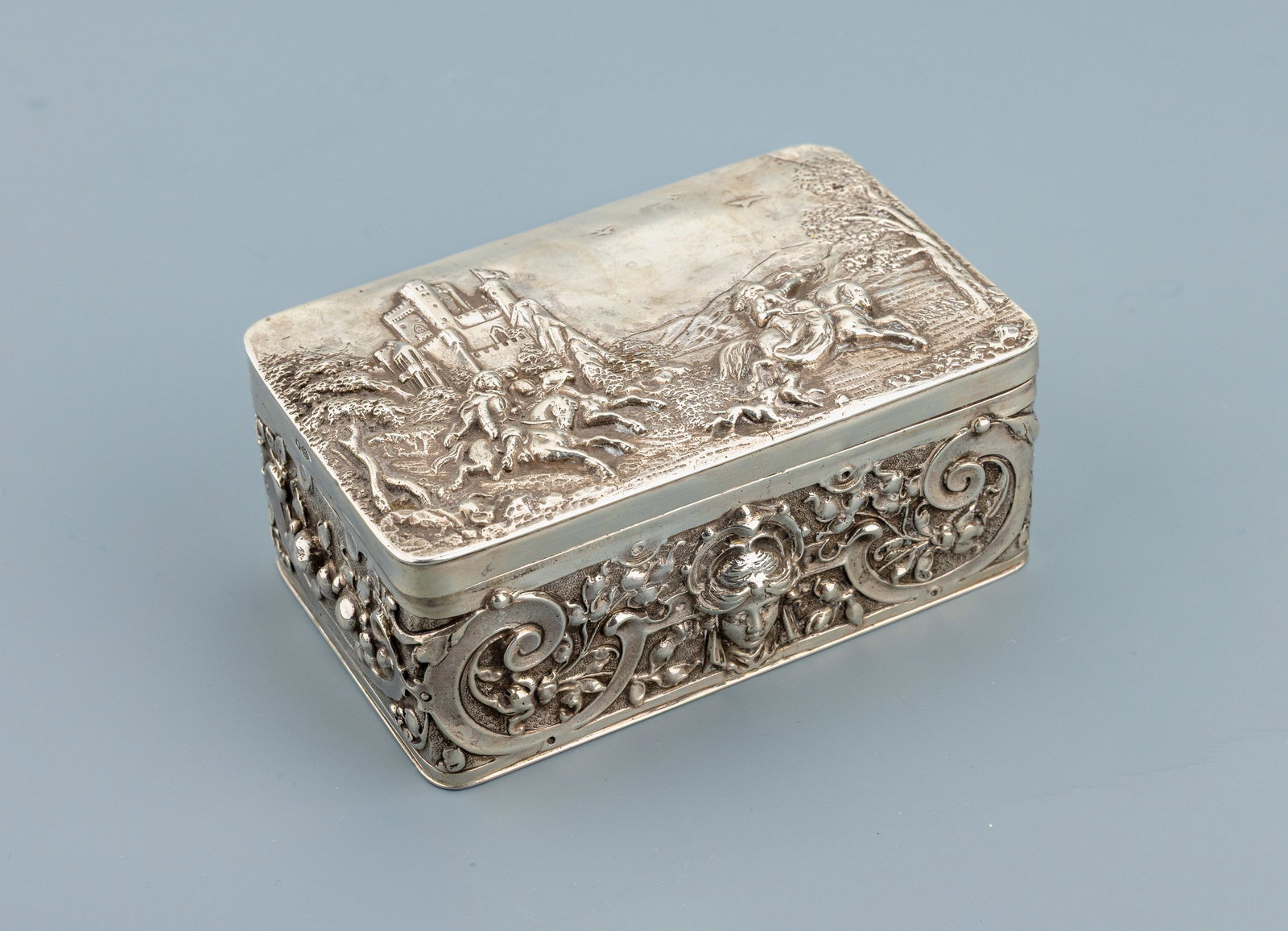Covered box: Covered box , Hanau approx. 1880-1915, Sterling silver (925), rectangular body with a flat hinged cover, the lid decorated in highrelief with a romantic equestrian scene before a castle ruin, the