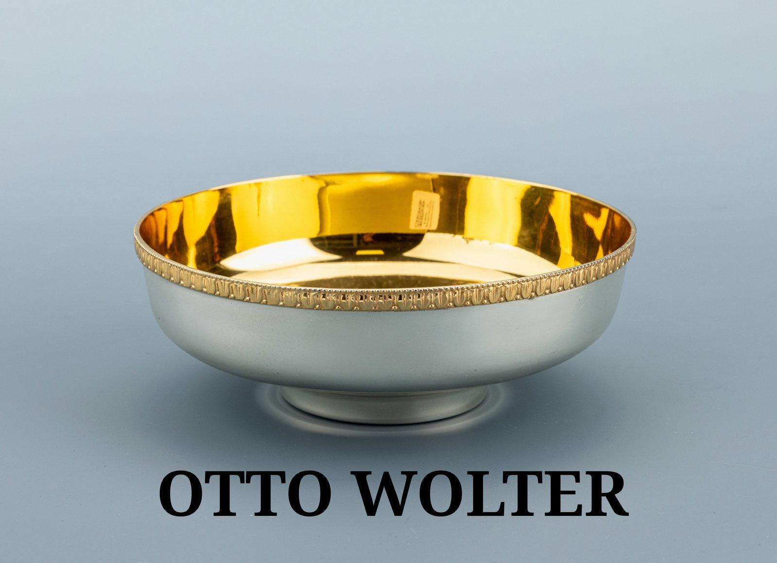 Presentation dish, Germany, 1950-1960s: Presentation dish, Germany, 1950-1960s , Sterling silver 925, elegantly designed presentation dish of simple, timeless form, with a gilt interior and gilt rim, diam. approx. 15.5 cm, approx. 165.8 g,