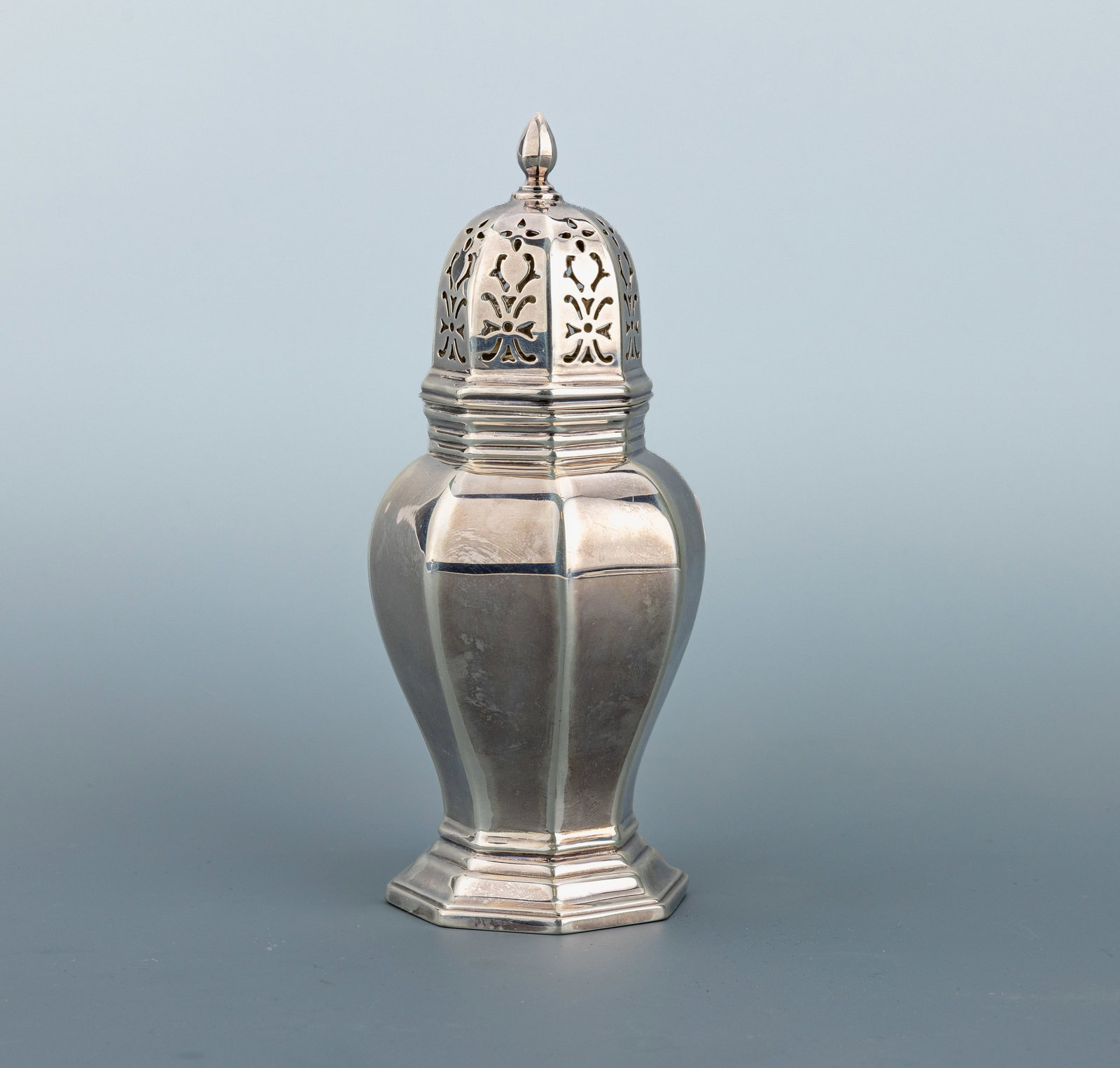 Heavy sugar caster, England, Birmingham 1974: Heavy sugar caster, England, Birmingham 1974 , Sterling silver 925, Octagonal form with removable pierced upper section, heavy quality, h. approx. 15 cm, approx. 191 g