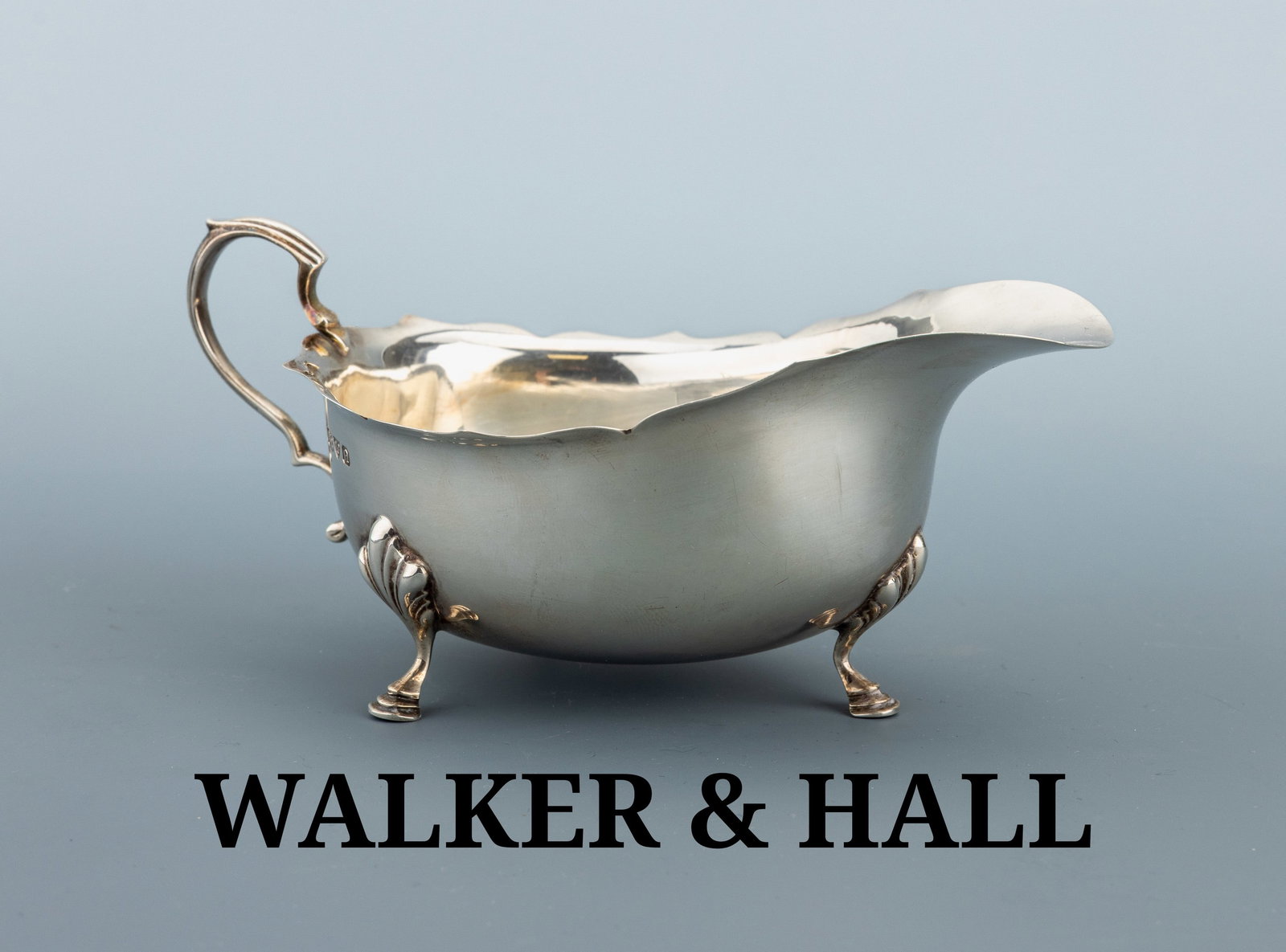 Sauce boat, WALKER & HALL, England, Chester, 1938: Sauce boat, WALKER & HALL, England, Chester, 1938 , Sterling silver (925), plain form with gently shaped rim and simple handle, raised on 3 feet, l. approx. 15.3 cm, approx. 99.2 g, signed