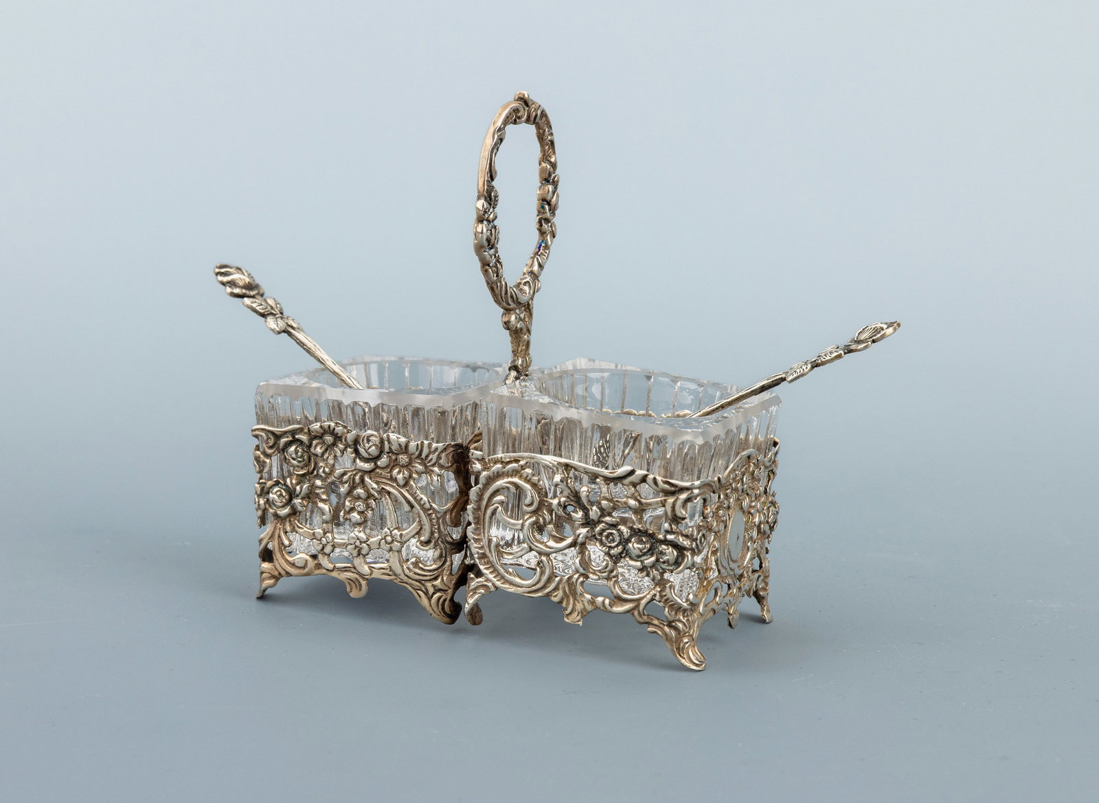 Spice stand, Hanau, approx. 1900: Spice stand, Hanau, approx. 1900 , silver (tested), pierced decoration with rocaille, flowers, and foliage, with original glass liners, together with 2 Baroque-style spoons in silver (835) with shell-