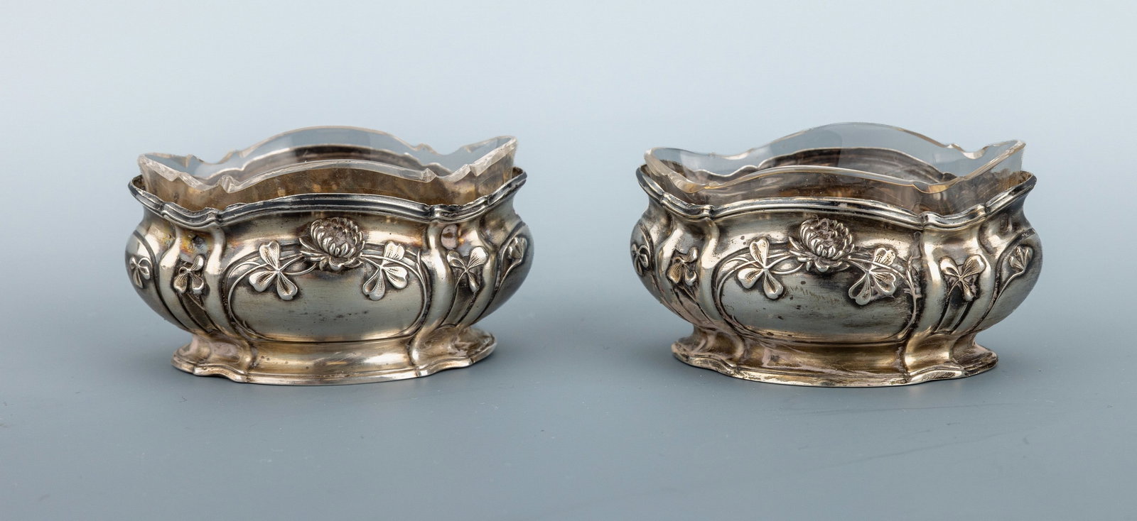 Pair of spice bowls, France approx. 1900: Pair of spice bowls, France approx. 1900 , silver 950, inner gilding, manufacturer's brand P. Freres - Page, successor of Saglier, framed decor with clover leaves and blossoms, orig. glass insets, app