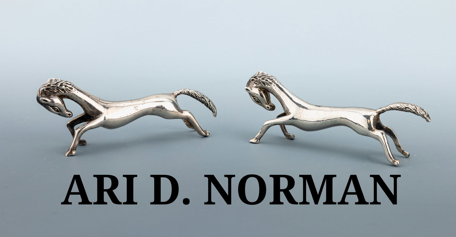 Set of 2 knife rests, England, London, 1995: Set of 2 knife rests, England, London, 1995 , Sterling silver (925), in the form of elongated horses, l. approx. 8.2 cm, approx. 94.3 g. Maker: Ari D. NORMAN