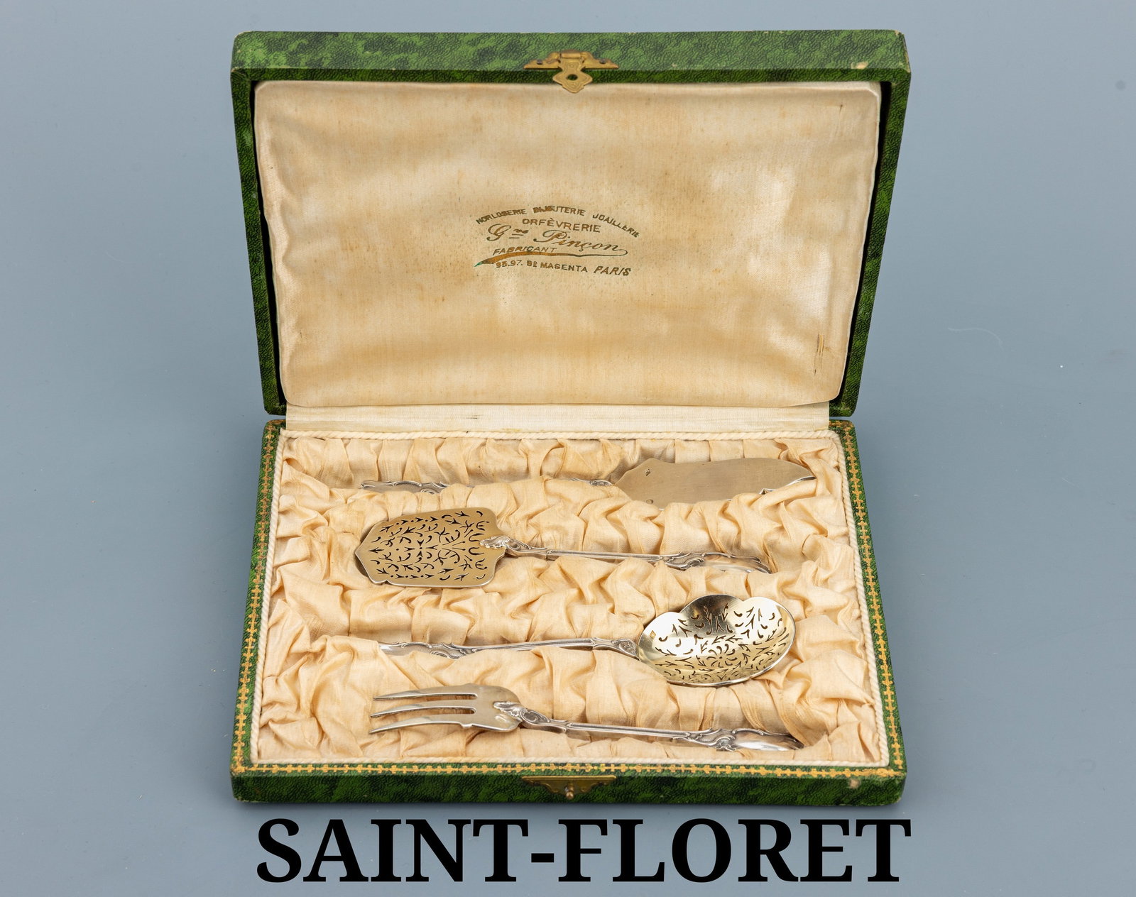 4-piece Petit-Four-carving set, France approx. 1900: 4-piece Petit-Four-carving set, France approx. 1900 , silver 950, manufacturer's brand in rhombus CV - Mme Saint-Floret successor of Copin, abstr. floral decor with historicist elements, fine chased, 