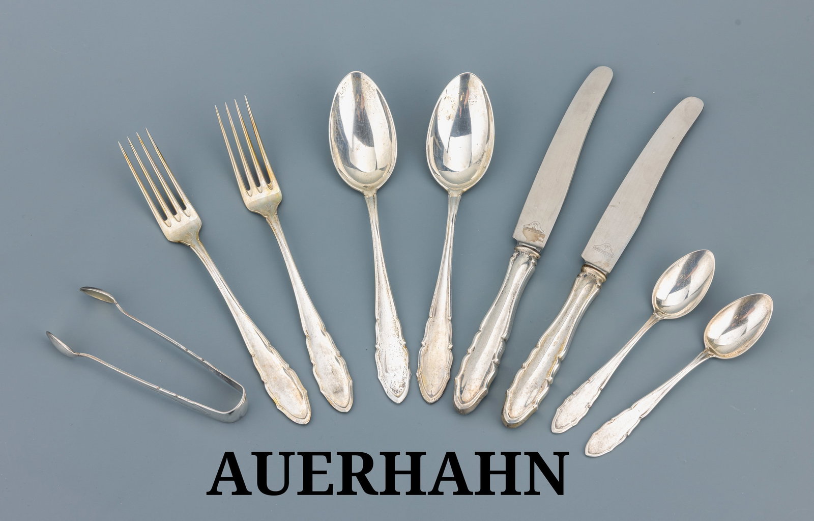 Table service for 6 persons: Table service for 6 persons 800 silver, comprised of: 6 dinner knives, 6 dinner spoons, 6 dinner forks, 6 cake forks and 1 sugar tongs, weight without knives approx. 1030 g, knife handles filled, manu