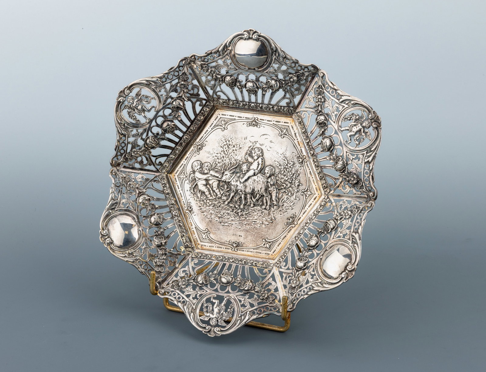 Bowl, Hanau, approx. 1900: Bowl, Hanau, approx. 1900 , 800 silver, sixfoil basic shape, mirror with relief, presentation of 5 putti with he-goat, edge, pierced with blossoms and leaves, 3 free monogram fields, 3 cartouches with