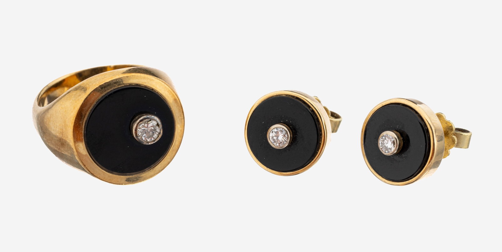 14 kt gold onyx-brilliant-jewelry set, 1950s: 14 kt gold onyx-brilliant-jewelry set, 1950s , YG 585/000, comprised of: 1 ring, ringsize48, round onyx-plate, brilliant approx. 0.07 ct Wesselton/si, min flawed, and pair of earrings, round onyx-plat