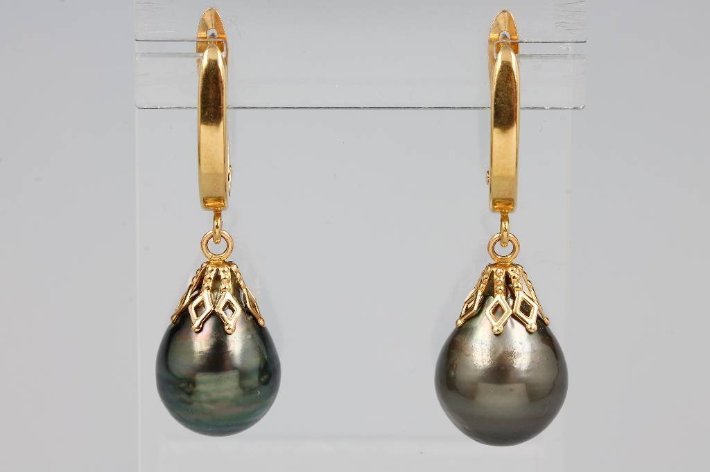 14 kt Gold earrings with tahitian pearls