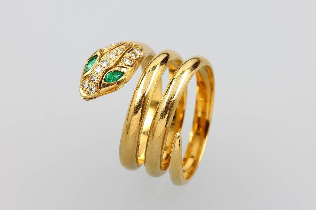 18 kt snake gold ring with emeralds and brilliants (1 of 1)