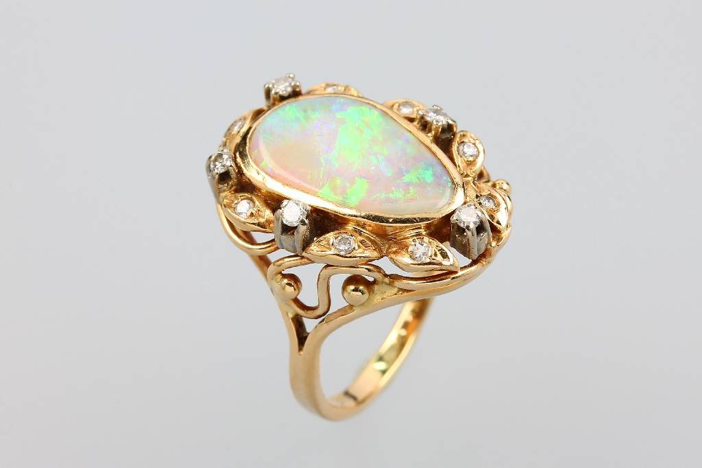 14 kt gold ring with opal and brilliants (1 of 1)