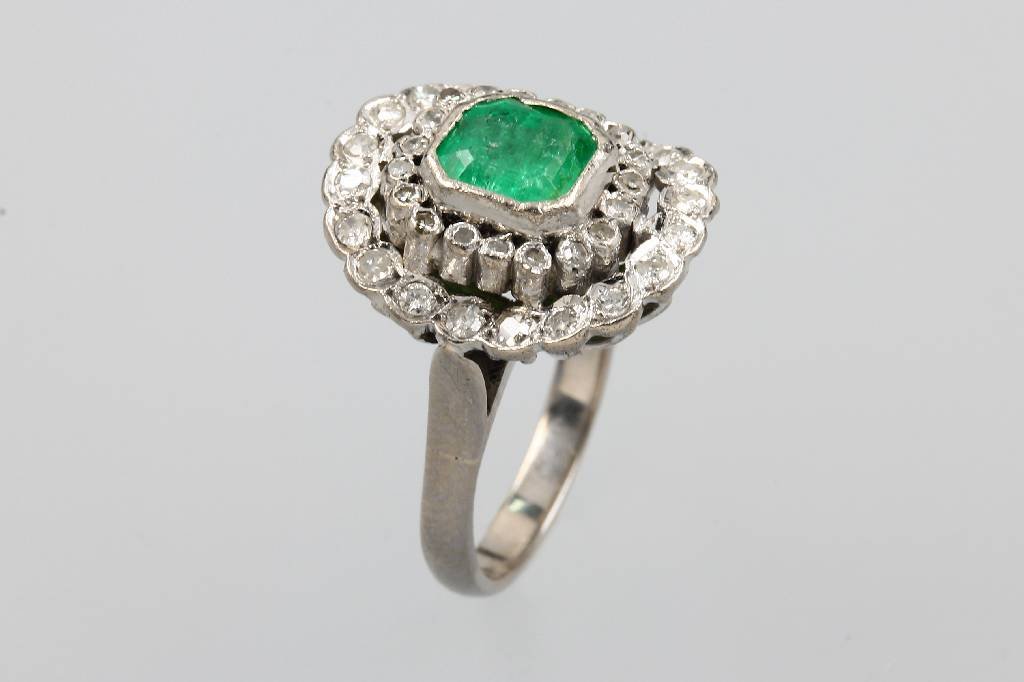 8 kt gold ring with emerald and diamonds (1 of 1)