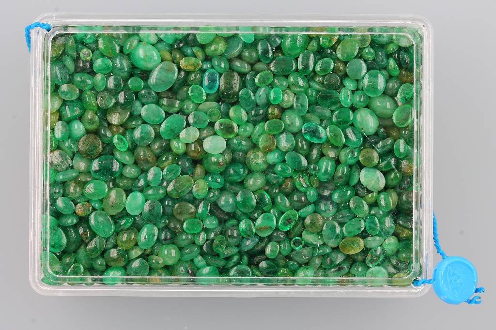 Lot loose emeralds, total approx. 397.6 ct (1 of 1)