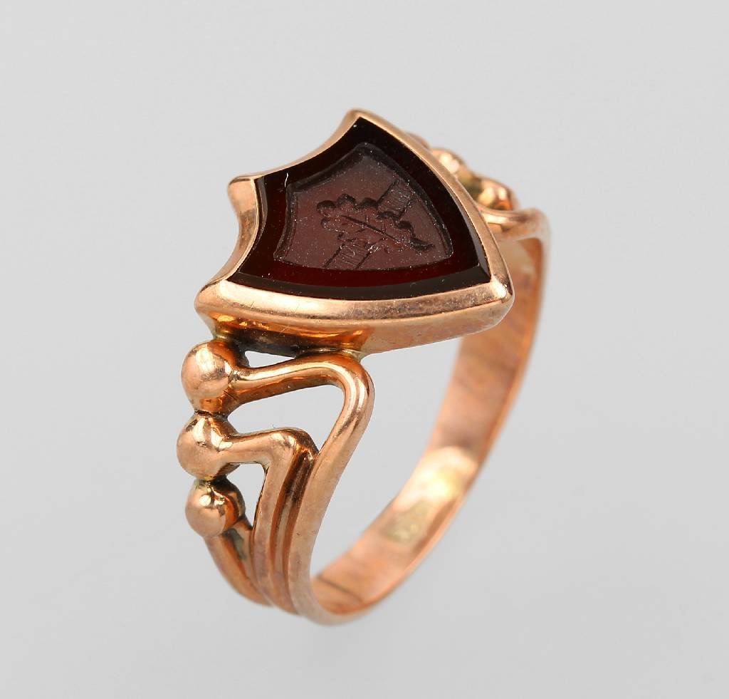 8 kt Gold ring with carnelian inlay, ca. 1900
