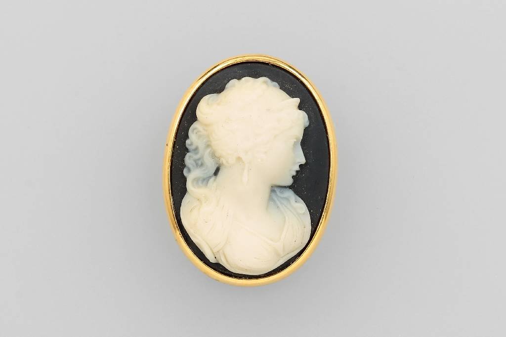 18 kt gold brooch/pendant with agate cameo (1 of 1)