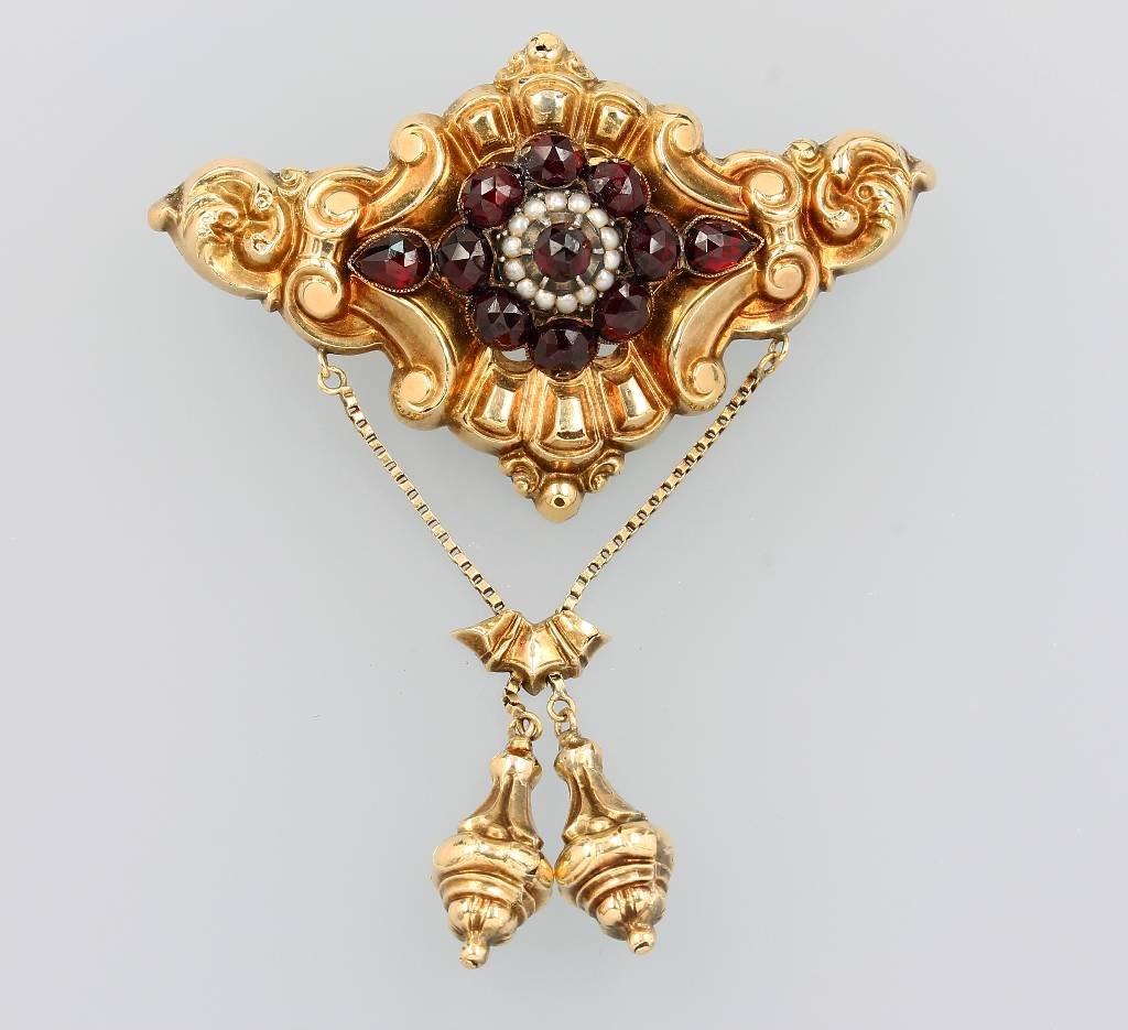 14 kt gold Biedermeier brooch with garnets andpearls,