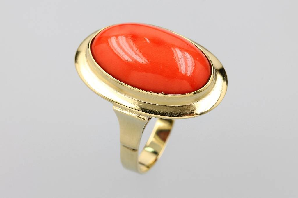 14 kt gold ring with coral,: 14 kt gold ring with coral, YG 585/000, oval coral cabochon approx. 19.5 x 12.3 mm, ringsize 57, approx. 8.69 g