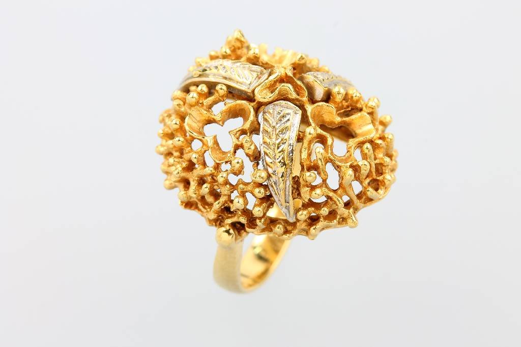 18 kt gold ring with granulates,: 18 kt gold ring with granulates, YG/WG 750/000, approx. 10 g, ring head, with fret work, partly with granulates, ringsize 50