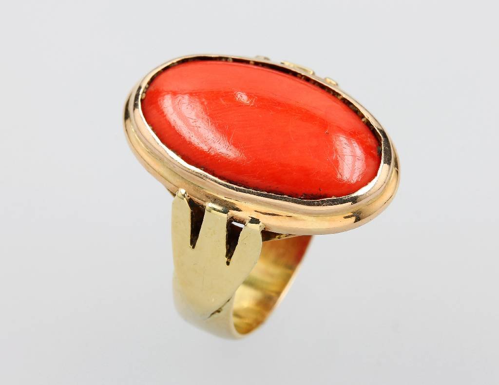 14 kt gold ring with coral, approx. 1950,: 14 kt gold ring with coral, approx. 1950, YG 585/000, oval coral cabochon, signs of usage, ringsize 59.5, total approx. 9.7 g
