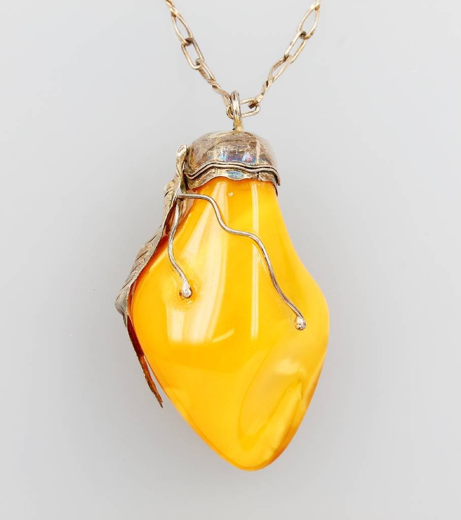 Pendant with amber, (1 of 1)