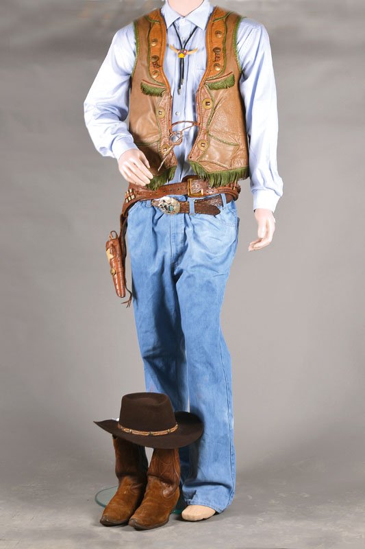 Cowboy Outfit, 1930s: Cowboy Outfit, 1930s, fedora, Eddy Hat by Chris Eddy 1929, approx. 20x16 cm, size 58, leather strap and rose, leather jerkin with placed ribbons and bags, green frings with Rich leather appliqués, pa