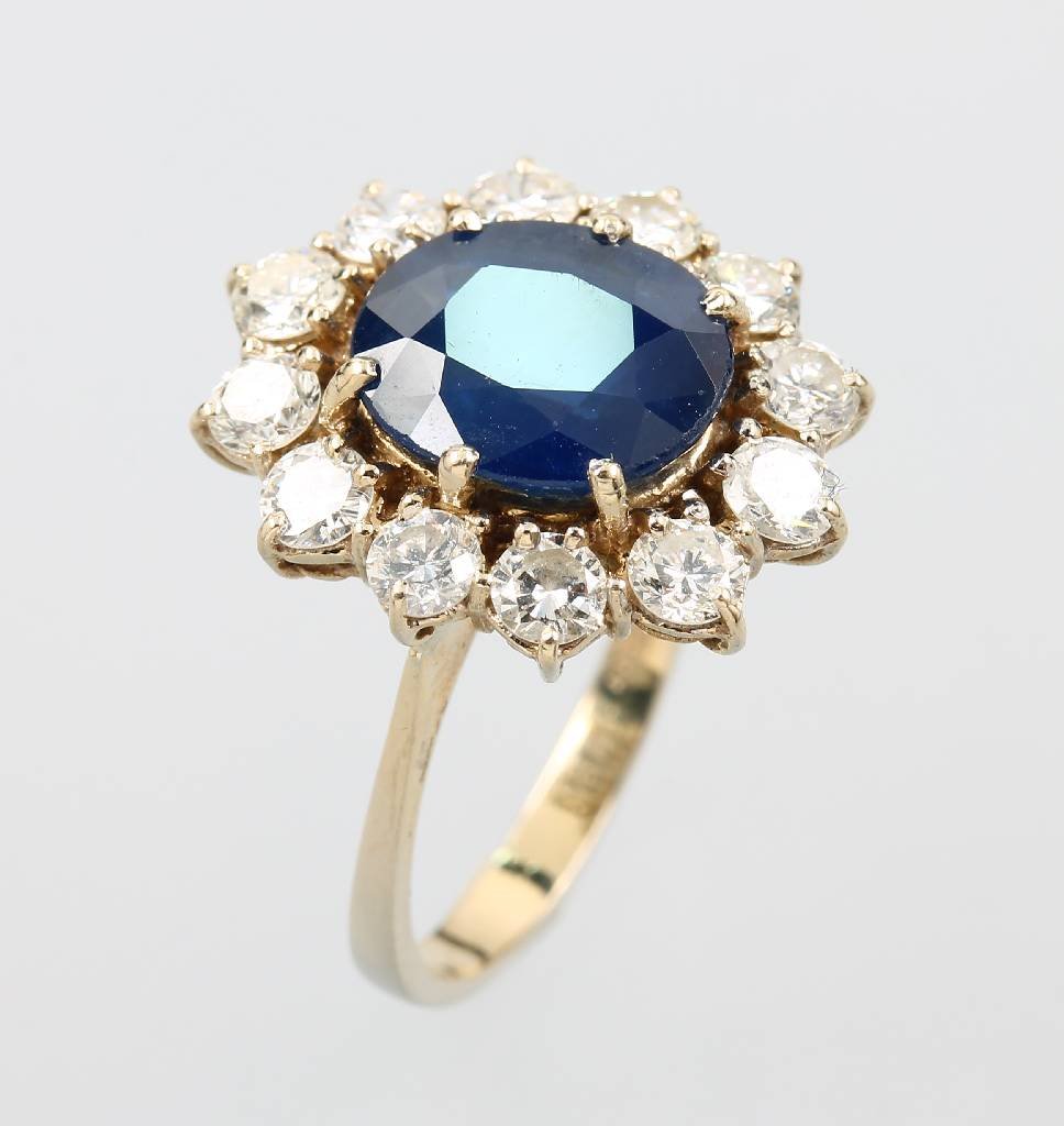 18 kt gold ring with sapphire and brilliants (1 of 1)
