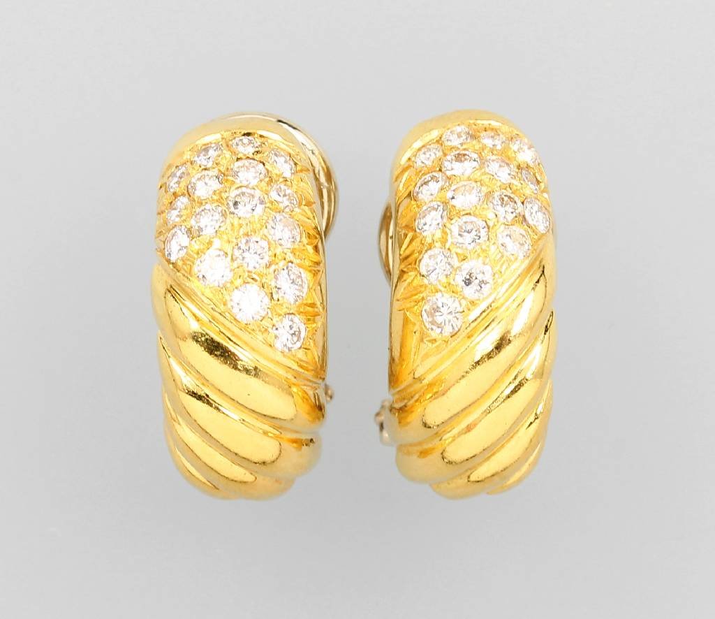 Pair of 18 kt gold hoop earrings with brilliants (1 of 1)