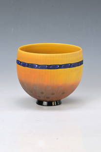vase Tsuchida Yasuhiko, 'Funtime Cup': vase Tsuchida Yasuhiko, 'Funtime Cup', 2000, opaque amber colored glass with Battuto- cut, circumferential blue ribbon with inclusions inwhite, signed at the bottom and dat., H. 12 cm