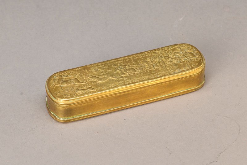 Snuffbox, The Netherlands: Snuffbox, The Netherlands, around 1780, Brass Rich empossed with hunting scenes and inscriptions, approx. 2.5x15x4cm