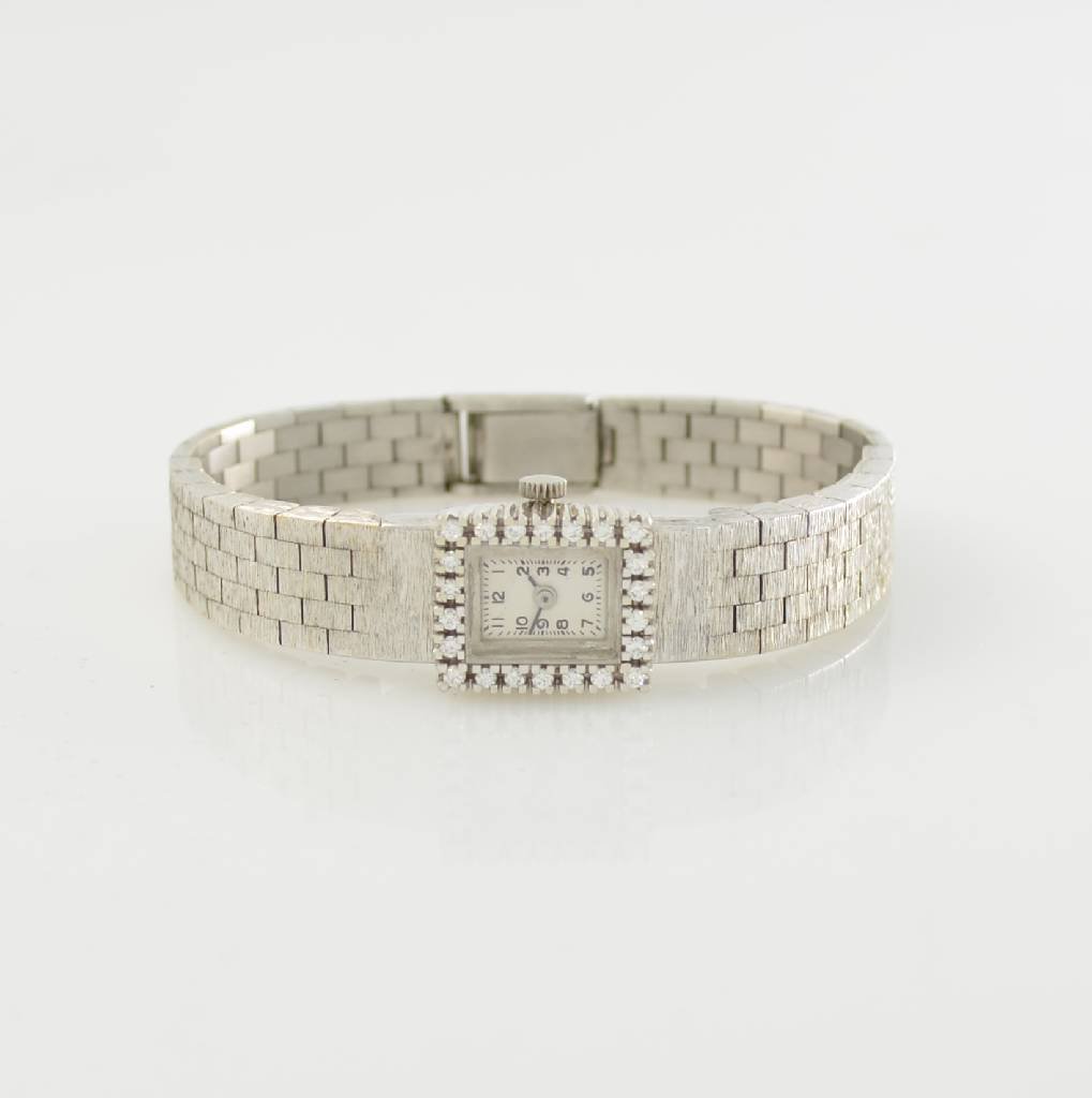 Ladies wristwatch in 18k white gold: Ladies wristwatch in 18k white gold including 18k white gold bracelet, Switzerland 1960´s, manual winding, snap on case back, display of hours & minutes, bezel lavish diamonds set, length approx. 15