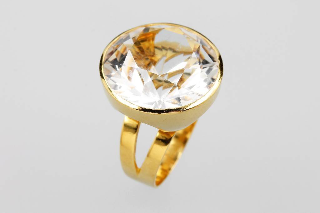 18 kt gold ring with rock crystal: 18 kt gold ring with rock crystal , YG 750/000, centered round bevelled rock crystal approx. 25.0 ct, ringsize 56, approx. 13.2 g