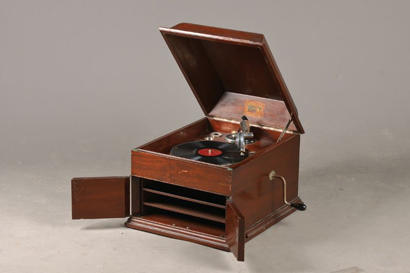 Table Grammophon, German (1 of 1)