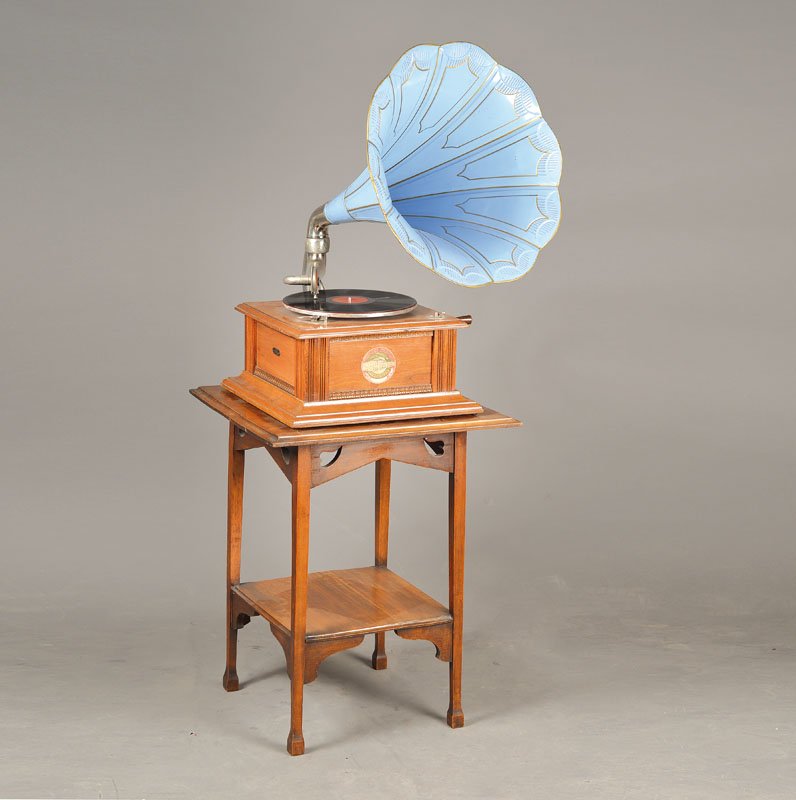 Horn gramophone, England (1 of 1)
