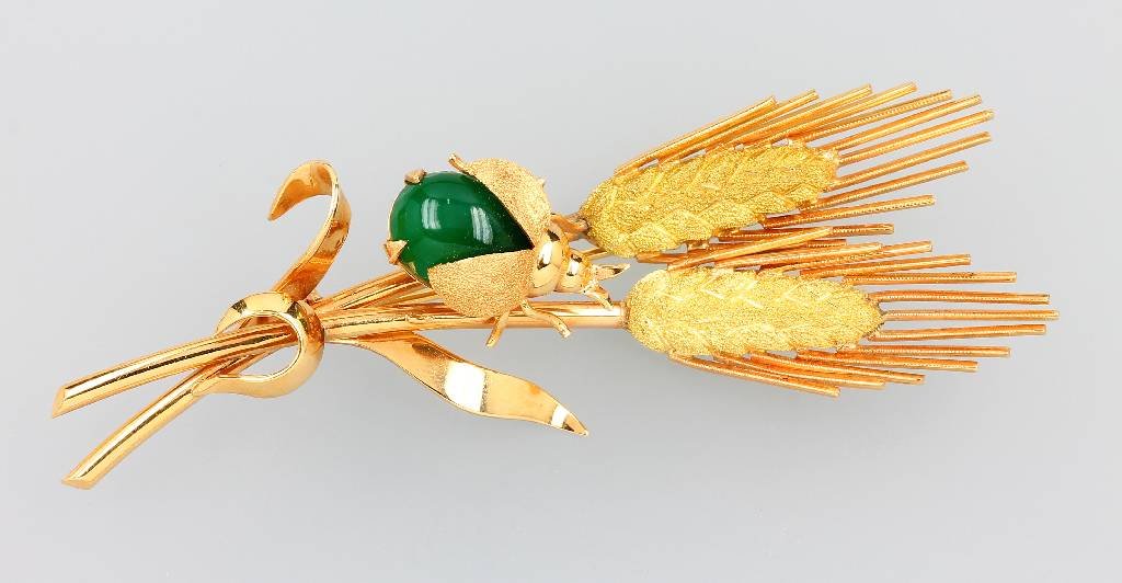 18 kt gold brooch with green agate: 18 kt gold brooch with green agate , YG 750/000, grain with small bug, green agate cabochon, approx. 2.5 x 8.5 cm, approx. 16.6 g