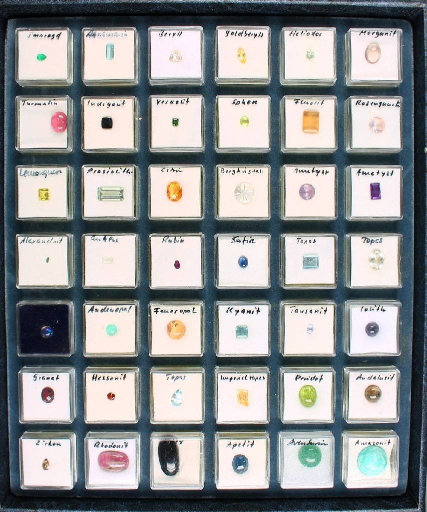 Collection with 42 different gemstones: Collection aus 42 different gemstones , i.a.emerald, tourmaline, tanzanite, euclase peridot, sphene, zircon total approx. 105 ct