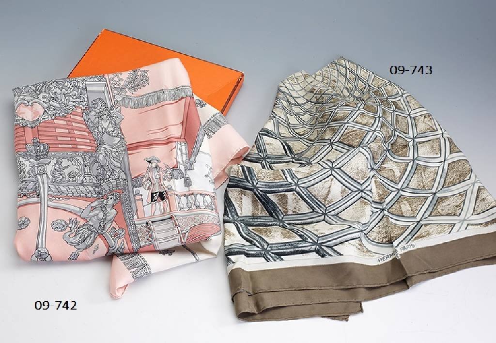 HERMES Carree, 100% Silk, 'Vue Du Carosse d e Galere la: HERMES Carree, 100% Silk, 'Vue Du Carosse d e Galere la Reale', cream coloured ground in Grey and Rose, approx. 88 x 88 cm, hand rolled, in orig. case