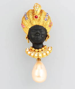 Costume jewelry brooch 'Blackamoor': Costume jewelry brooch 'Blackamoor' , signed Askew London, metal gilded, colourless and colourful bevelled rhine stones, white imitated pearl as suspension, l. approx. 5 cm