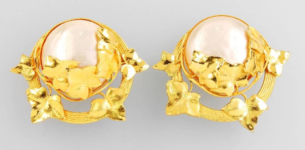 Pair of Designer-Ohrclips PHILIPPE FERRANDIS: Pair of Designer-Ohrclips PHILIPPE FERRANDIS , Haute Couture approx. 1960s, metal gold plated, big imitated pearl with decor of ivy, diam. approx. 5 cm, very magnificent