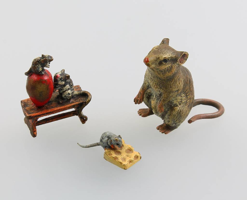 Lot 3 Vienna bronze, approx. 1910s: Lot 3 Vienna bronze, approx. 1910s , colorfully painted decoration, 1 x mouse, h. approx. 4 cm, 1 x small mouse with cheese, l. approx. 2 cm, 1 x 2 mouses sitting on a bench,l. approx. 2.2 cm