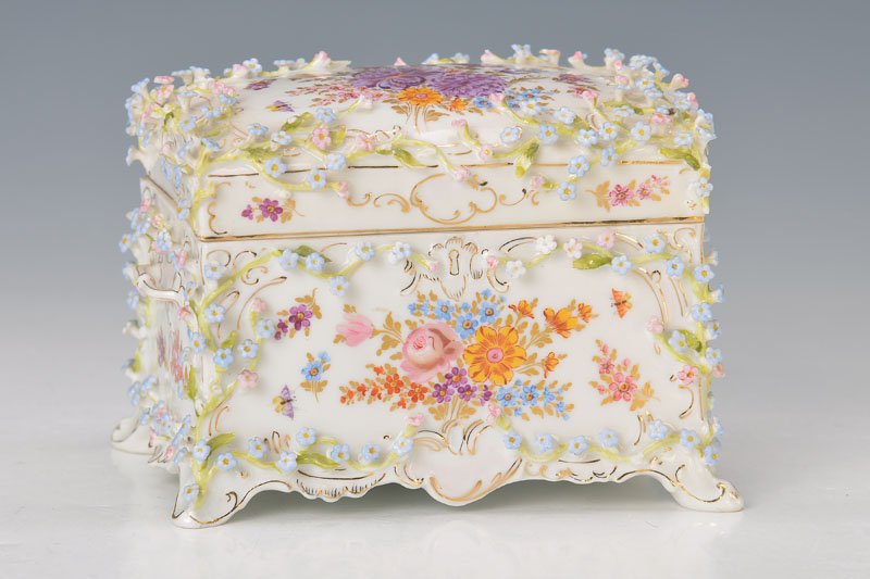 chest, France, around 1900: chest, France, around 1900, porcelain, hand painted floral decor, appliqués flowers and leaves, minor dam., approx. 10 x 12 x 8 cm