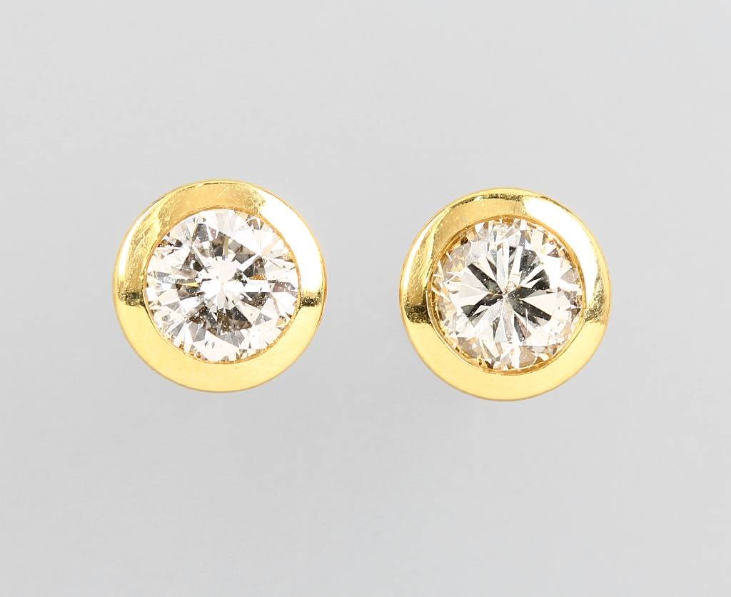 Pair of 18 kt gold earrings with brilliants (1 of 1)