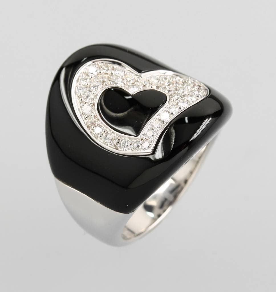 18 kt gold ring with brilliants and onyx by CHIMENTO: 18 kt gold ring with brilliants and onyx by CHIMENTO, WG 750/000, onyx inlay, heart with 38 brilliants total approx. 0.38 ct Wesselton/si, ringsize 50, approx. 13.1 g