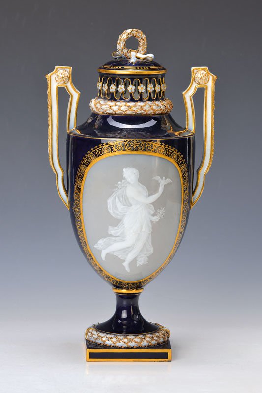 Pomp lidded vase, Meissen (1 of 1)