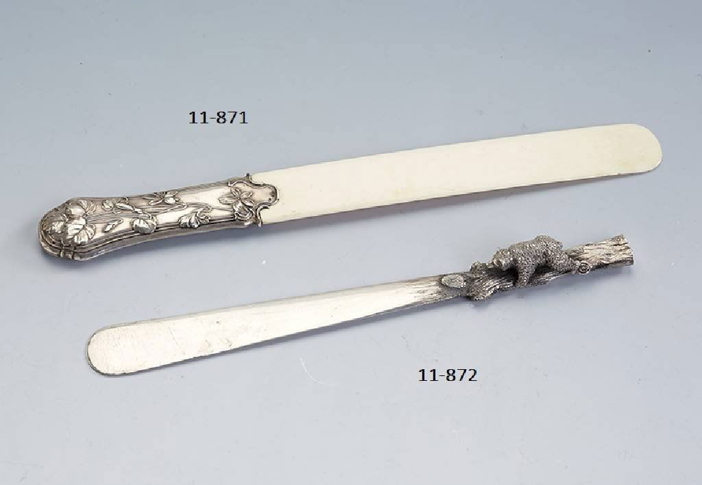 Paper knife, silver tested: Paper knife, silver tested , Russia approx. 1900 , handle in the form of a tree trunk with applied bear, vividly implementation, l. approx. 23.2 cm, very decorative