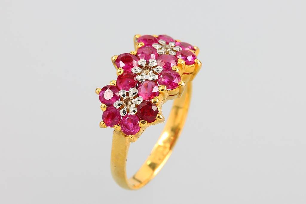 Ring with rubies and diamonds, YG 916/000: Ring with rubies and diamonds, YG 916/000 , blossom shaped with 14 round bevelled rubies total approx. 0.70 ct, 3 brilliants total approx. 0.010 ct brown, ringsize 56, approx. 4.1 g