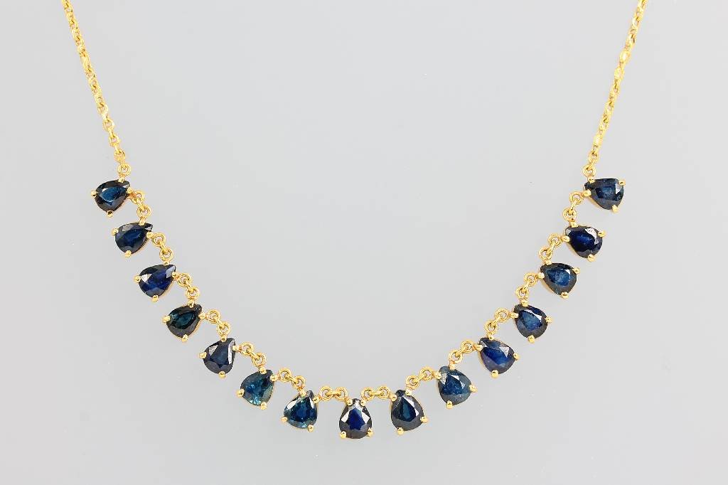 18 kt gold necklace with sapphires: 18 kt gold necklace with sapphires , YG 750/000, centered 15 pearformed bevelled sapphires as suspensions, l. approx. 44 cm, with bolt ring clasp, total approx. 7 g