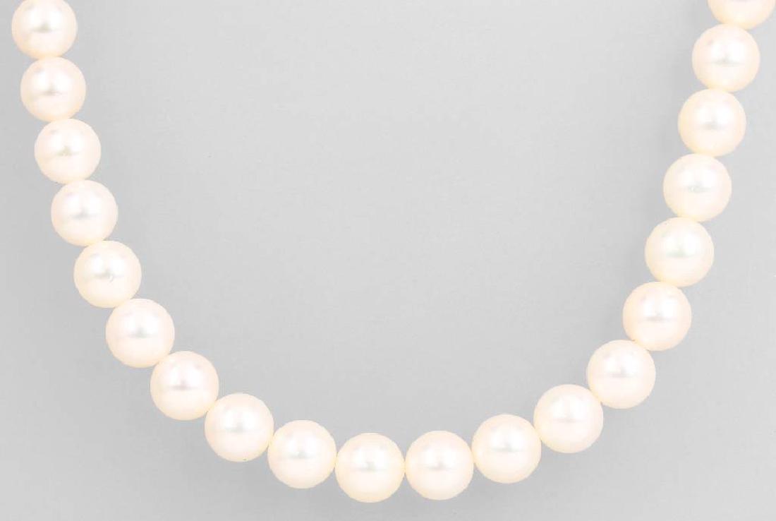 Akoja-chain made of cultured pearls: Chain made of cultured akoya pearls, clasp silver , 54 fine white cultured akoya pearls with very good luster, diam. approx. 8 mm, acc. to consignor Mikimoto, l. approx. 43 cm