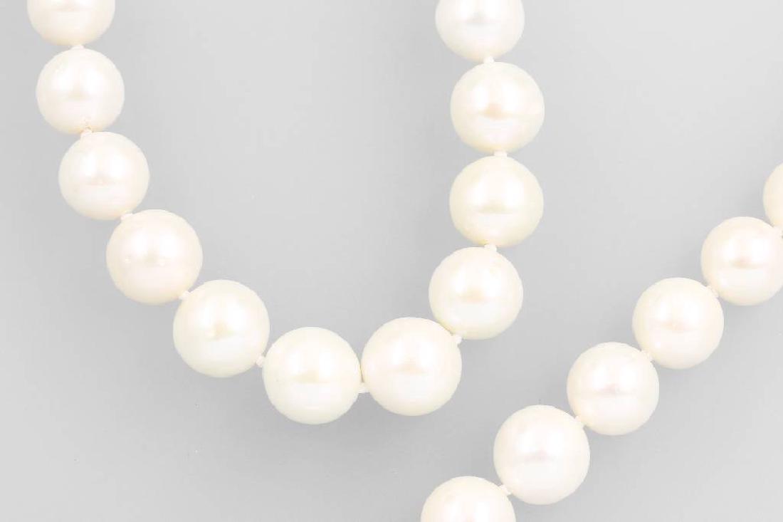 Bracelet and necklace made of fresh water pearls: Bracelet and necklace made of fresh water pearls , sphere clasp YG 585/000, 1 x 35 white pearls diam. approx. 11 - 13.1 mm, 1 x 16 white pearls diam. approx. 11-12.8 mm, nat.characteristics, l. approx