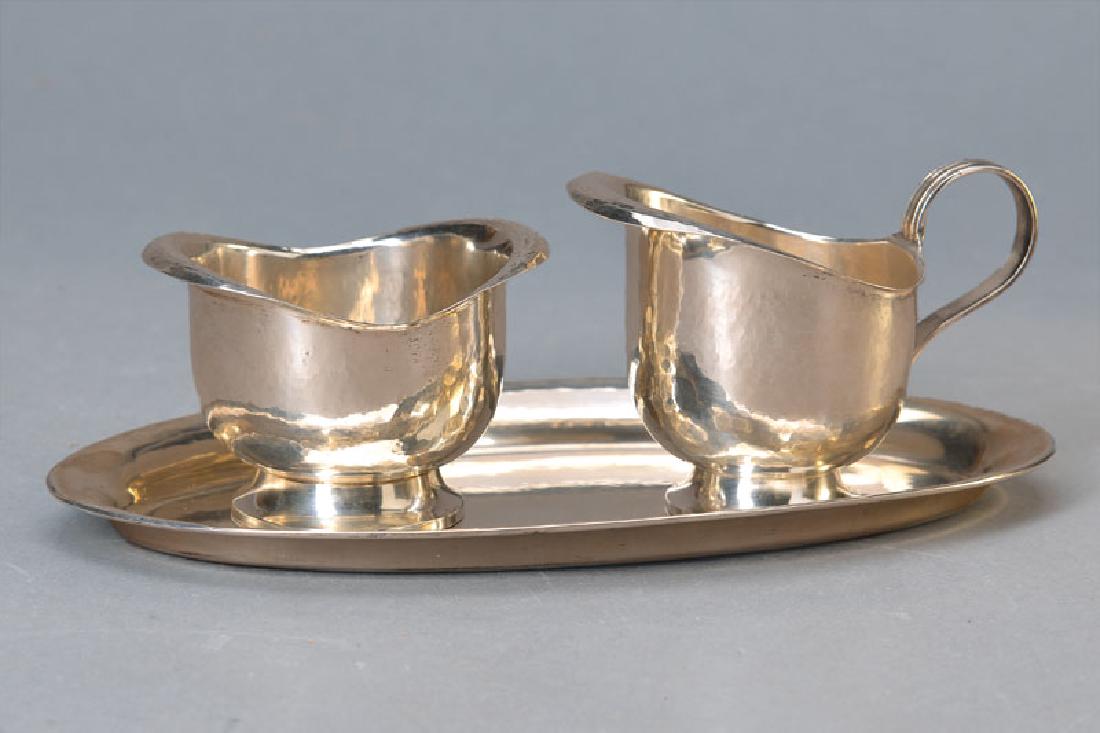 milk jug and sugar bowl: milk jug and sugar bowl on tray, Theodor Müller Weimar, 800 silver, hammered decoration, handle grooved, H. approx. 6.5 cm,total approx. 165 g.
